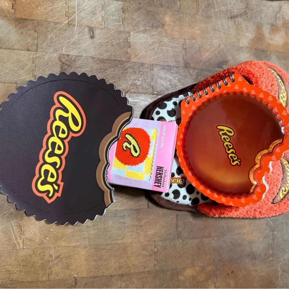 Reese's Candy bar Orange Slippers Sz 2/3 Socks Notepad Zipper Bag NEW